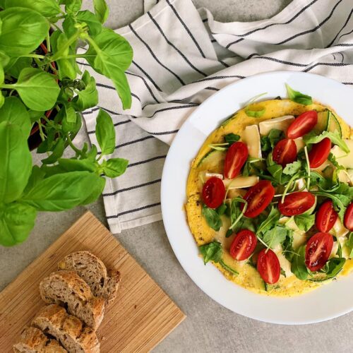 omlet z cukinią i serem pleśniowym