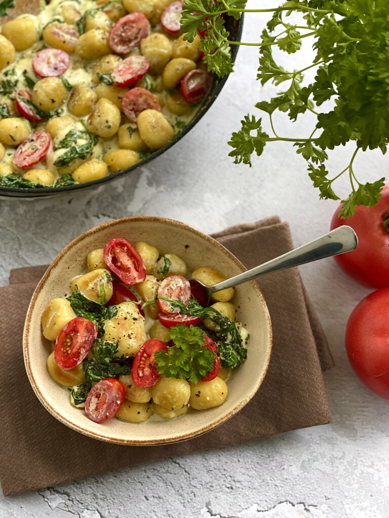 Gnocchi ze szpinakiem, mozzarellą i pomidorkami