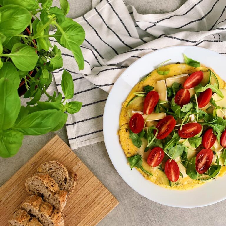 Omlet z cukinią i serem pleśniowym