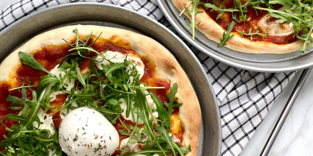 pizza z rukolą i burratą