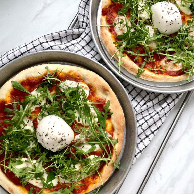 pizza z rukolą i burratą