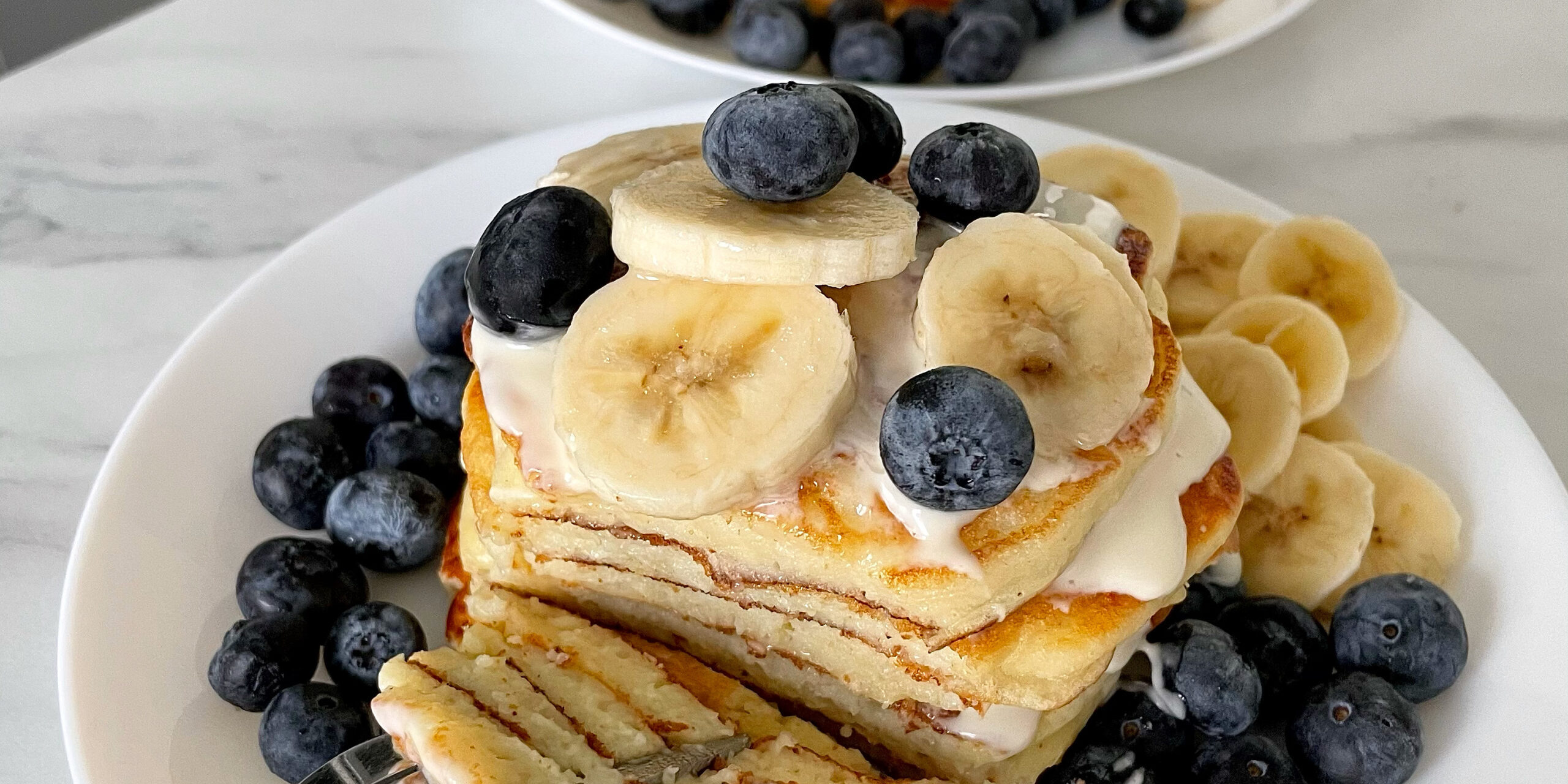 skyrowe pancakes z bananem i borówkami
