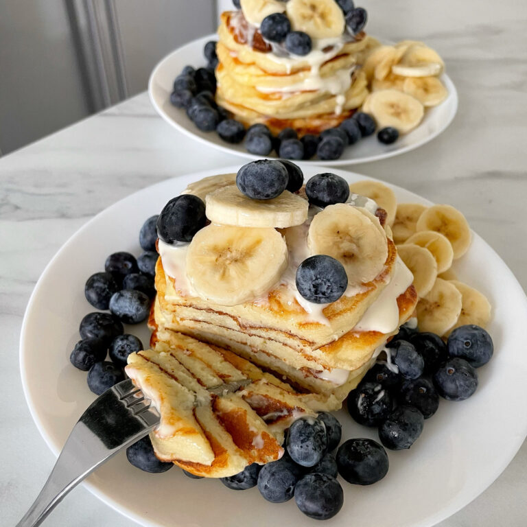 skyrowe pancakes z bananem i borówkami