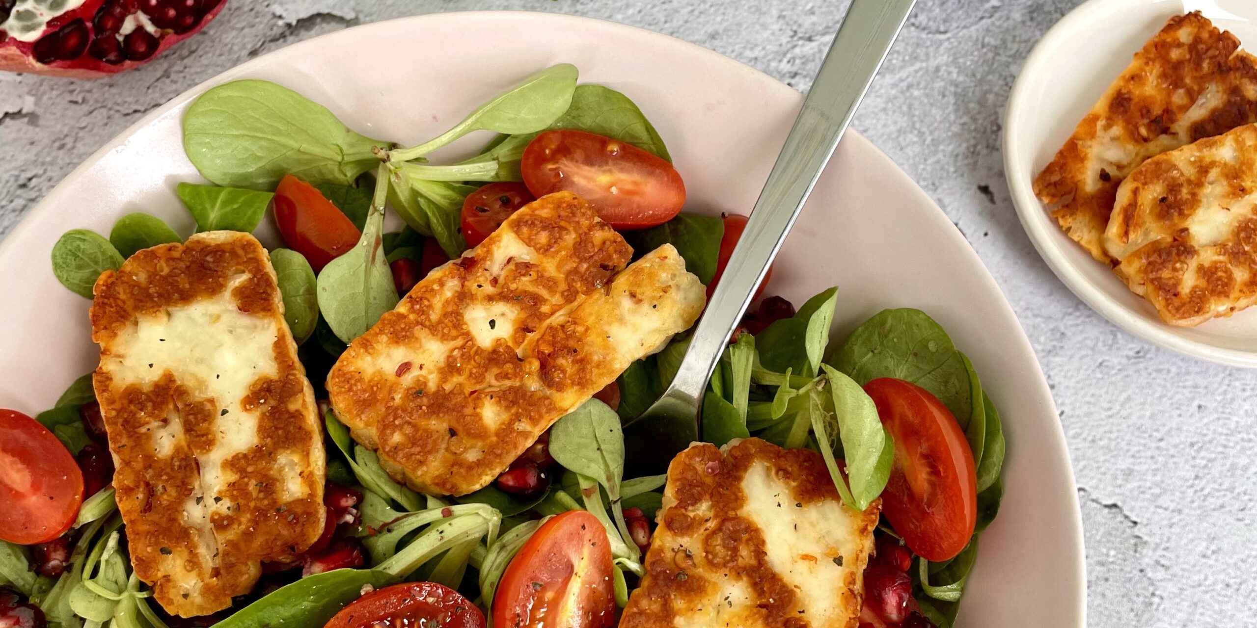Sałatka z serem halloumi i z granatem
