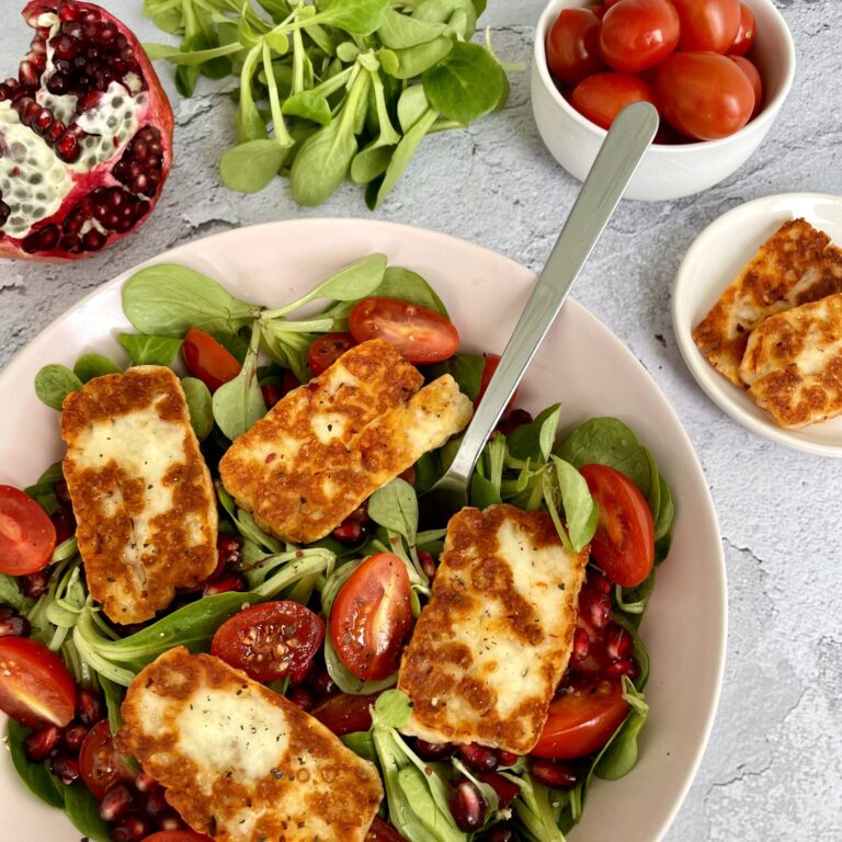 Sałatka z serem halloumi i z granatem