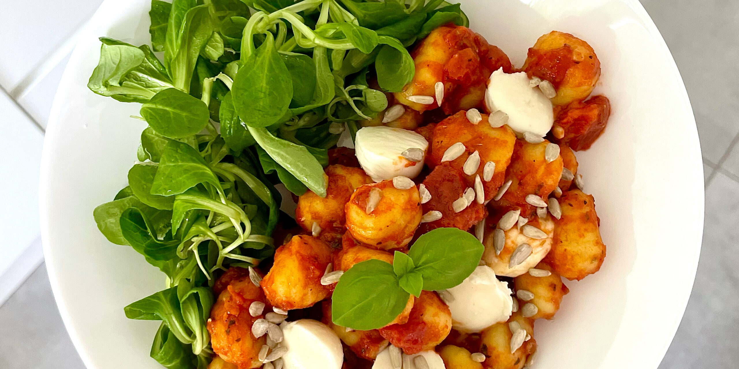 Gnocchi w sosie pomidorowym z mozzarellą