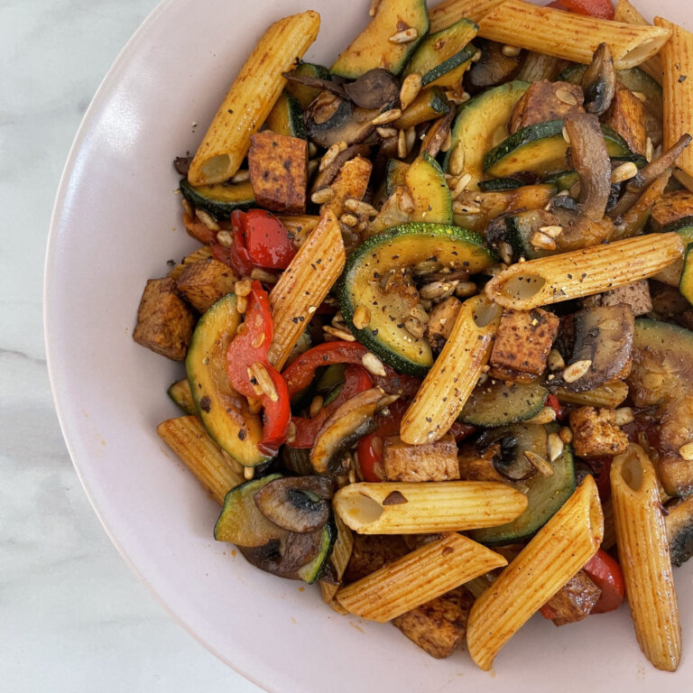 Makaron z tofu i warzywami w sosie sojowym
