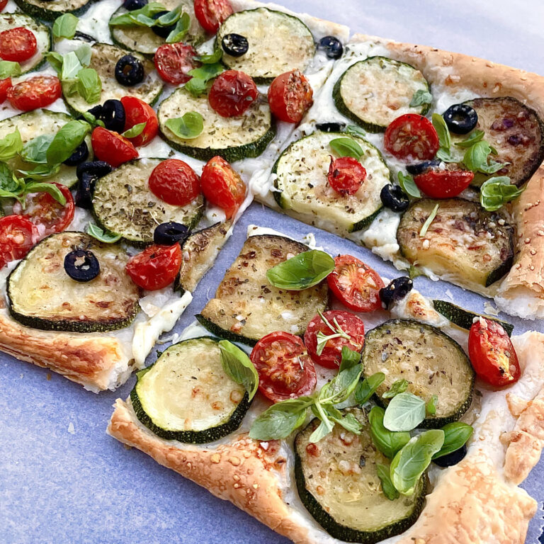 Ciasto francuskie z mozzarellą i cukinią