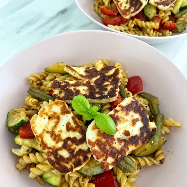 Makaron z serem halloumi i z warzywami