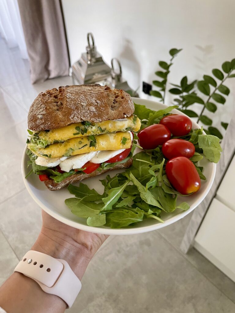 Śniadaniowy burger z omletem
