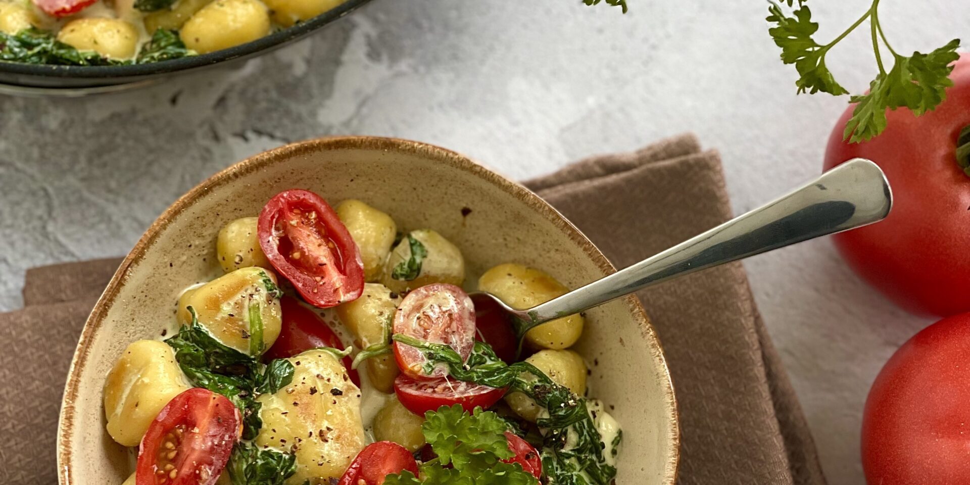 Gnocchi ze szpinakiem, mozzarellą i pomidorkami