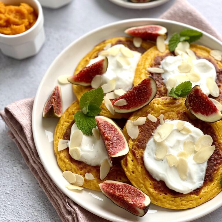 Dyniowe pancakes z jogurtem i figą