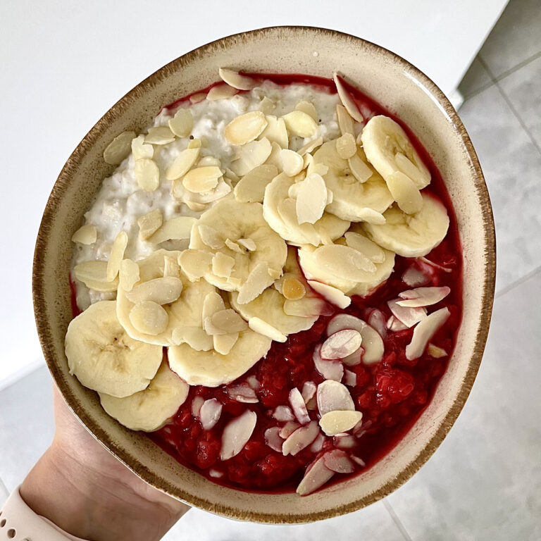 Waniliowa owsianka z bananem i musem malinowym