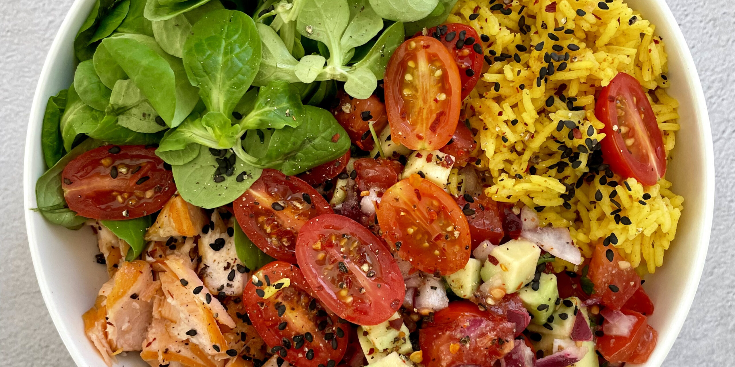 Buddha bowl z łososiem i salsą awokado