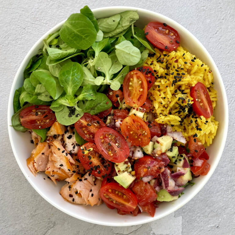 Buddha bowl z łososiem i salsą awokado