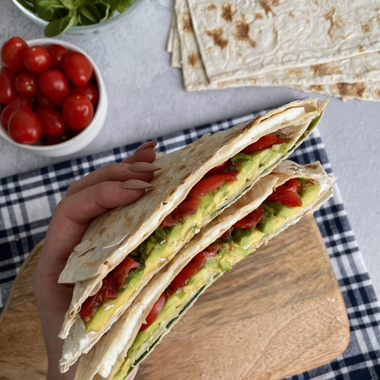 Lawasz z awokado i mozzarellą