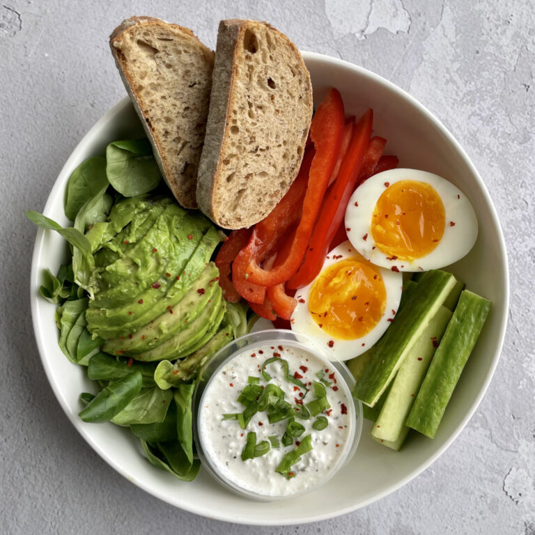 Śniadaniowy bowl z jajkiem