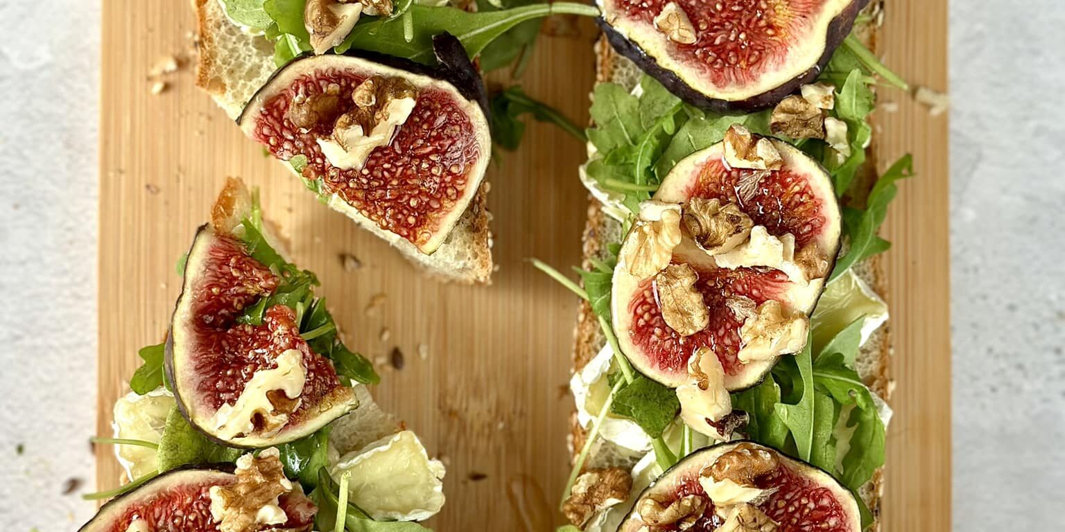 Bagietka z figą i serem camembert