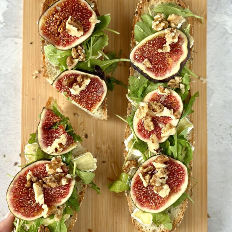 Bagietka z figą i serem camembert