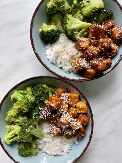 Tofu po koreańsku z ryżem i brokułami