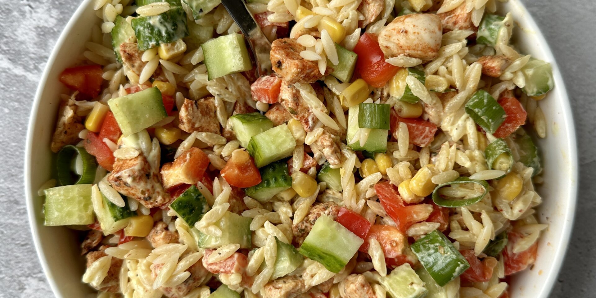 Sałatka z makaronem orzo