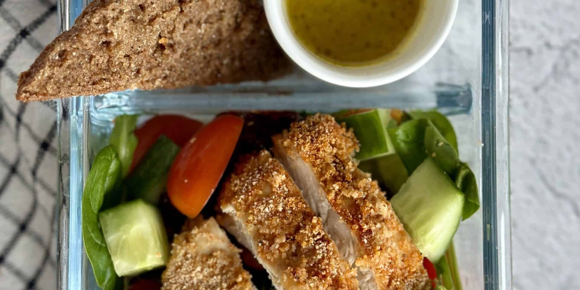 lunchbox z pieczonym kurczakiem