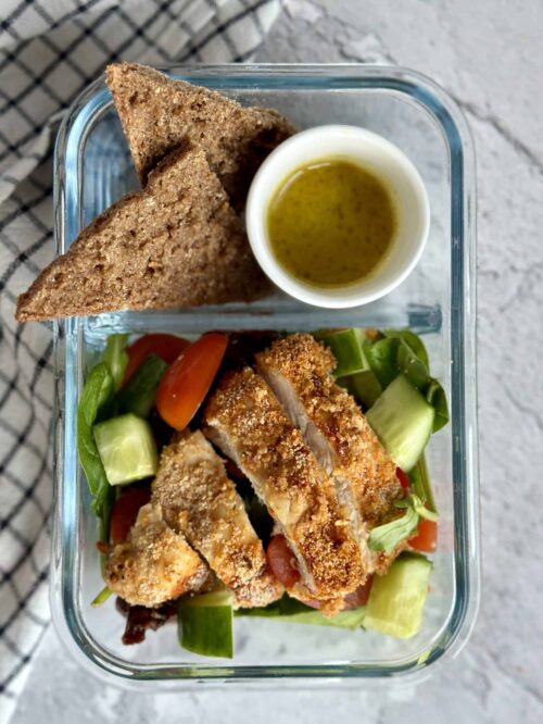 lunchbox z pieczonym kurczakiem