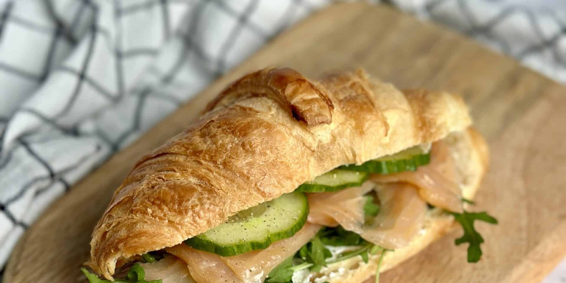 croissant z łososiem