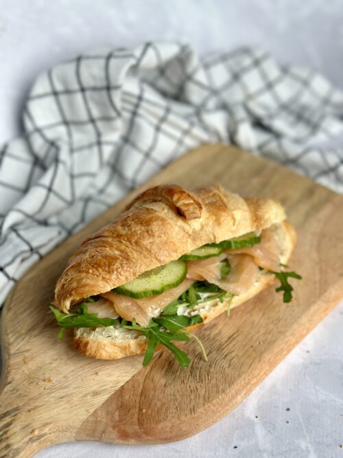 croissant z łososiem