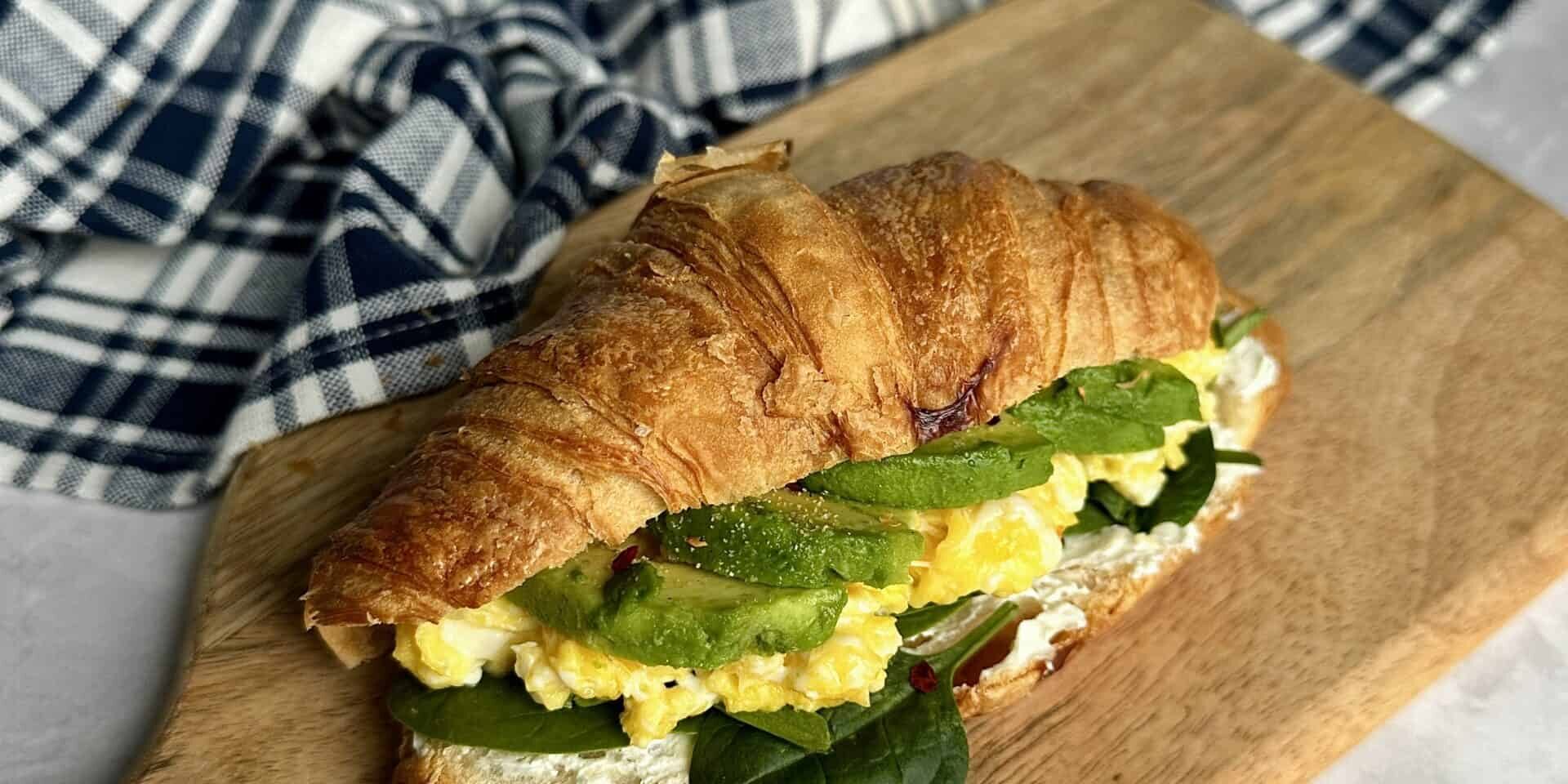 croissant z jajecznicą i awokado
