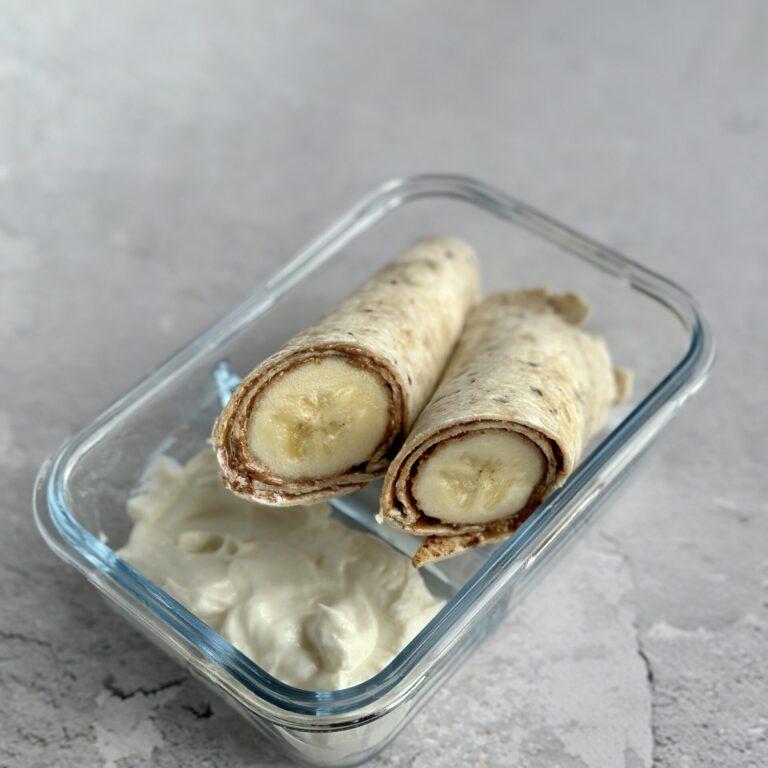 Tortilla z bananem i masłem orzechowym