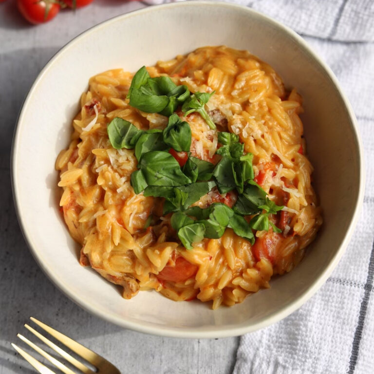 orzo z pomidorami i bazylia
